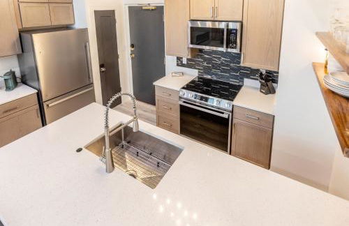 Boutique 1BR Condo - Walk to Memorial Stadium - Historic Hayward Place - Foto 6