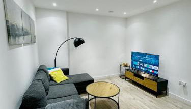 Stylish 2BR Apartment with Balcony & Views - Foto 2