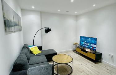 Stylish 2BR Apartment with Balcony & Views - Foto 2