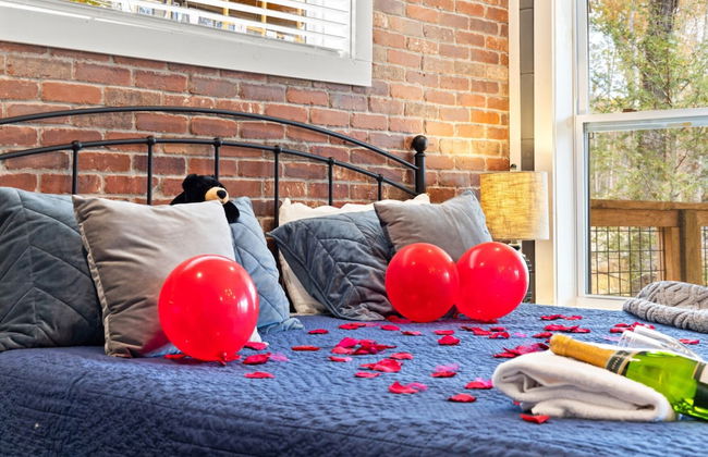 Romantic Cabin Retreat By Ghosal Luxury Lodging - Photo 1