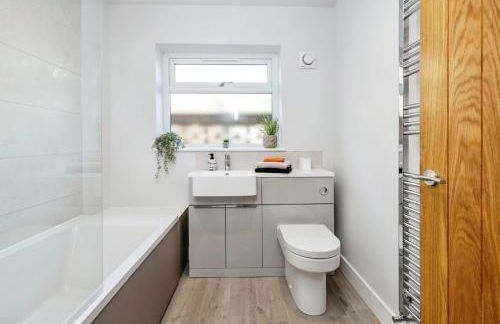 3 Bedroom Bungalow House Short Term Rental & Flexible Renting Lincoln With Free WiFi And Free Parking - Foto 9