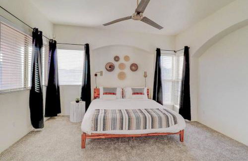 Epic 6BR with Pool, Spa and Fire Pit - Walk to Trails - Foto 14