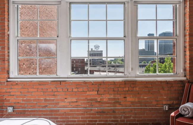 Luxury Historic Loft with Gym - Photo 41