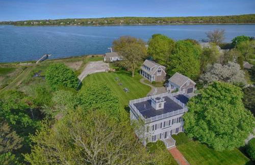 Waterfront Fun at this Huge Family Estate - Foto 1