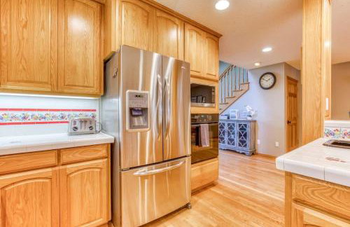 Iron Mountain - Spacious Secluded Lodge with Hot Tub & Game Room - Photo 26