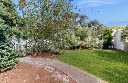 Dog-friendly cottage across from the water in a walkable neighborhood - Foto 26