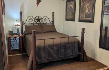 Gerrie's Place at Figment Ranch Foundation Animal Sanctuary near Round Top Texas - Foto 4