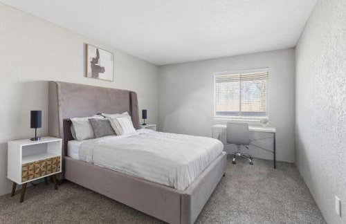 Comfortable bedroom and cozy living space - Foto 1