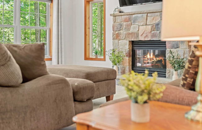 Lake + Pool Access, Game Room, Firepit, Deck Tawny and Peaceful by Avantstay - Foto 5