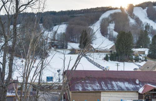 Chic Greek Peak Ski Resort Townhome with Balconies! - Foto 27