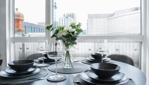 Cosy 2BR City Centre Balcony Near Victoria - Foto 3