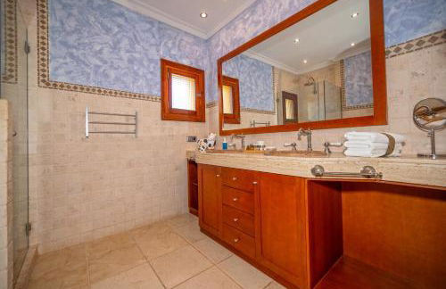 Villa with private pool and tennis court 150 metres from the sea-Villa el Olivo - Photo 32