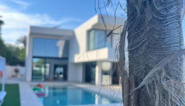 Ultra-Modern 5-Bed Luxury Chalet with Private Pool & Home Cinema 13 Min To Beach - Foto 2, Garden