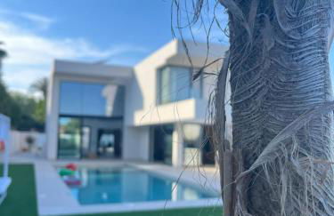 Ultra-Modern 5-Bed Luxury Chalet with Private Pool & Home Cinema 13 Min To Beach - Foto 2