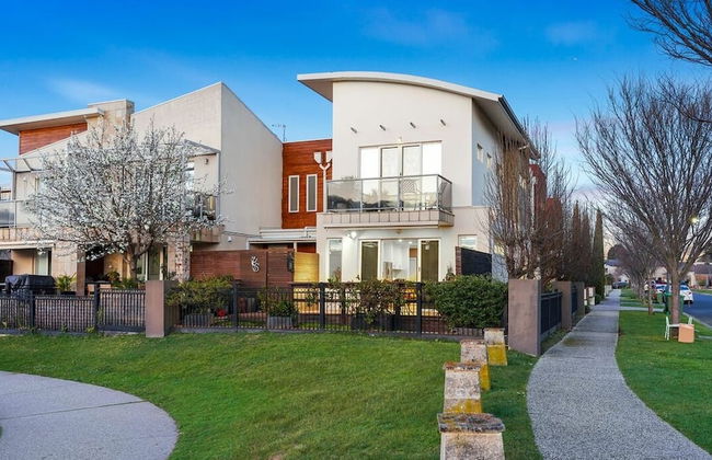 StayAU Pakenham Townhouse with Lakeview - Foto 6