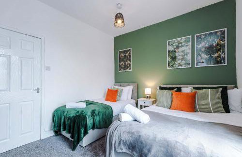 Spacious 3 Bed in Manchester by 53 Degrees Property, Perfect for Group Stays, Sleeps 8 with Free Parking! - Foto 16