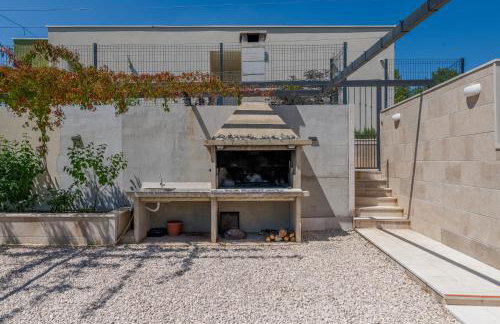Villa Gariful, Sleeps 8 with Pool & Pet Friendly - Photo 81