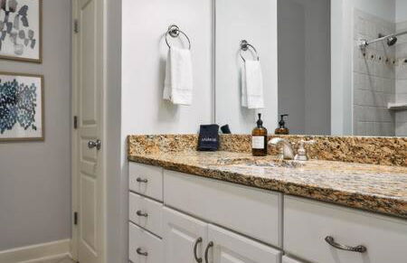 Modern Home next to Vanderbilt Campus with Parking, Screened Porch & Workspace, Walk to Hillsboro Village, Fido & Pancake Pantry, Minutes to Music Row, 12 South & Broadway, Perfect for Families, Friends & University Visits - Foto 17