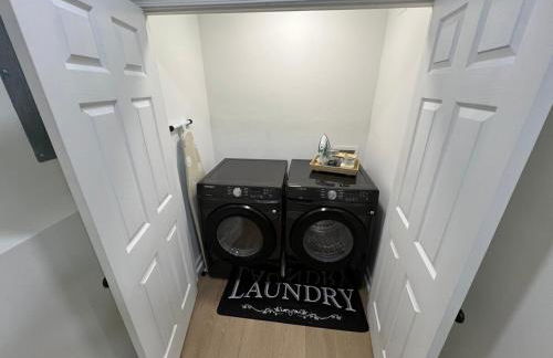 Modern Basement Retreat 2BR King suite - Foto 39