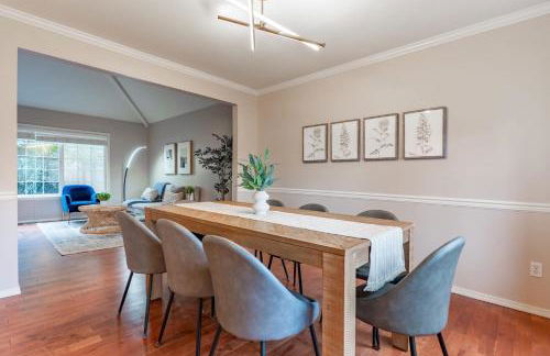 Spacious & Serene 6-Br Family Retreat in Kirkland - Photo 18