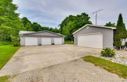 The Country House - Kalkaska Retreat with Fire Pit - Foto 34