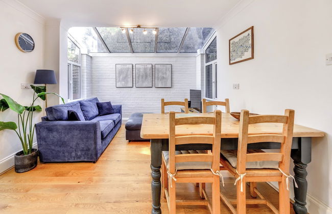 Charming Hampstead Retreat with Patio - Foto 6