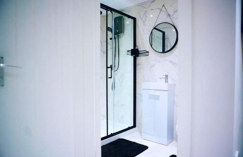 Perfect 1 Bed Apartment Sleeps 5 1 Kingsize bed 1 double Sofabed & Foldable Single bed Free Parking Wifi good transport network shopping Holiday Makers Families Contractors in North London - Photo 19