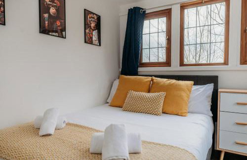 Heron's Perch- A pond-side retreat with cinema room - Photo 8