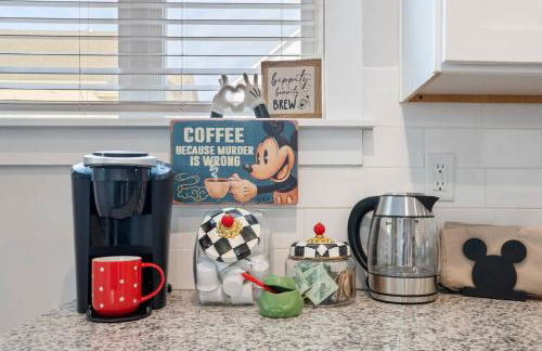 4BR Themed Stay Suite Near NC State Downtown Sleeps 10 - Foto 12