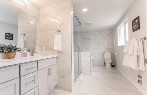 Burien's Top Unit with Spa-Inspired Bathroom - Foto 1