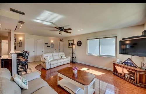 Gorgeous 2 Bedroom Waterfront Condo - Foto 39