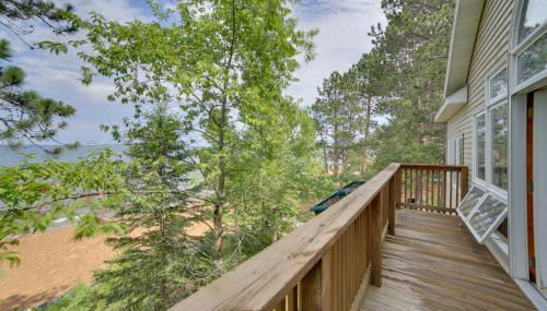 Lakefront Lookout! Private Sand Beach on Superior - Foto 3