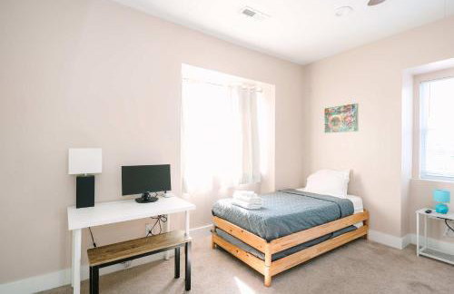 Acrisure Field - Off Street Parking - GroupStay - Foto 15