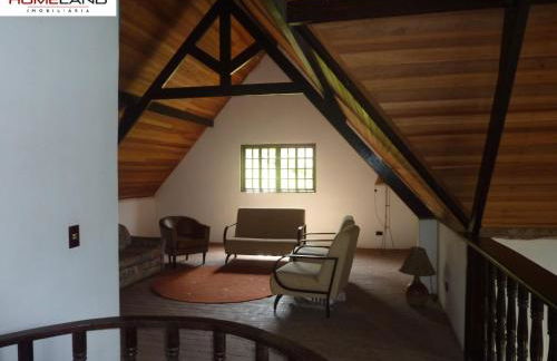 Linda casa em condomínio ecológico de alto padrão a 1h de SP, Terreno de 1500m2 com amplo gramado e piscina, WiFi para Home Office, Área gourmet com churrasqueira, forno de pizza e lareira aconchegante - Foto 14