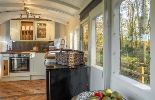 The Railway Carriage - Photo 9