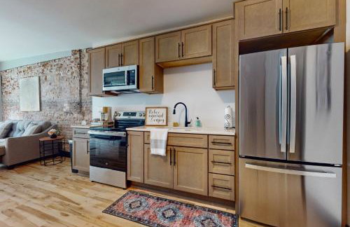 Steps to Dtwn and Rock River! Couples Retreat - Foto 9