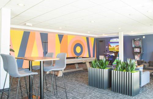 Chic East Side 1BR Apt with Balcony, Pool, and Gym - Foto 38