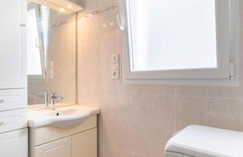 Beautiful Home In La Faute Sur Mer - Photo 13