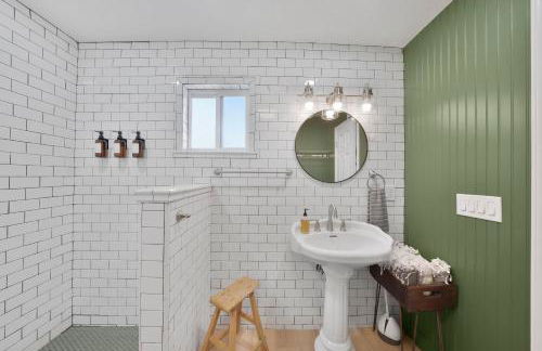 Hot Tub Fire Pit Pet Friendly Walk to Bell St - Foto 19