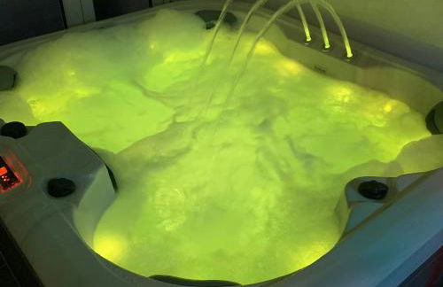 Cozy Hideaway With Hot Tub & Sauna Sleeps 7 - Foto 94