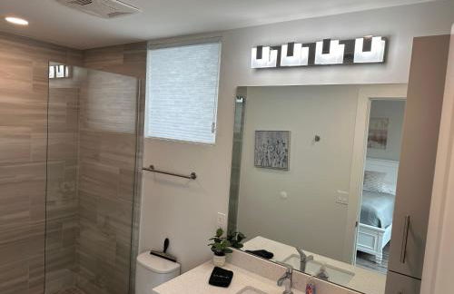 Luxury 2 Bed 2 Bath Waterfront Condo with Patio Sunsets Gym and Parking - Foto 37