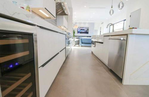 Modern Paradise - walk to beach- sleeps 10 - Foto 33