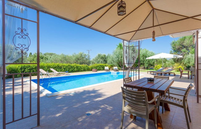 Villa Eufrosini Large Private Pool Walk to Beach Sea Views A C Wifi Car Not Required - 2301 - Foto 17