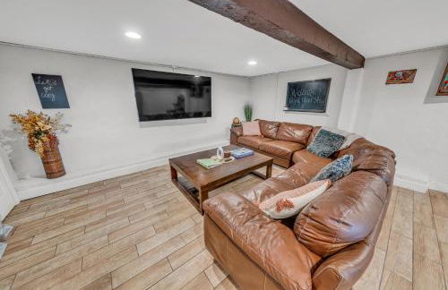 NEW! HUGE 5BR Mountain Views Game Room Hot Tub Lawn Games BBQ - Photo 42