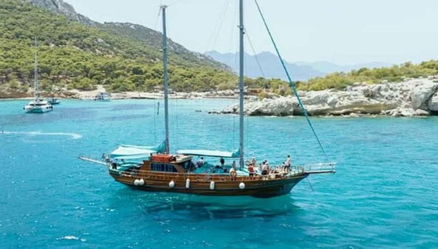 O barco navegando perto da costa