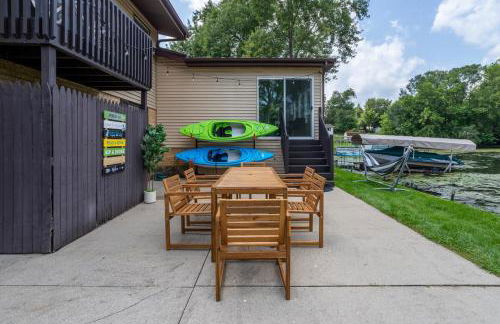 Entire Home on the water, 2 kayaks, Game room, Firepit, BBQ grill, Netflix WiFi - Foto 30