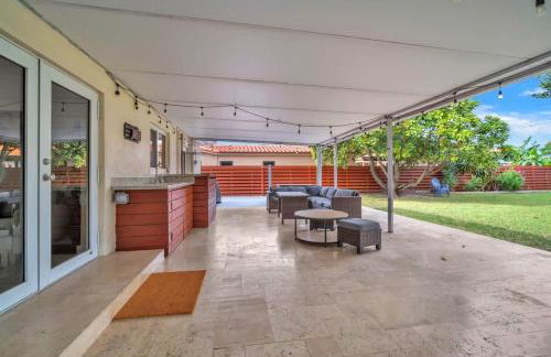 Tropical Park Oasis Peaceful Miami Family Home - Photo 27