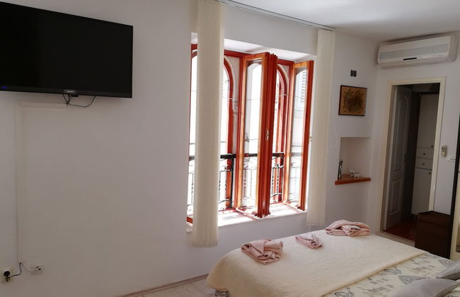 M & J Central Suites - Photo 3