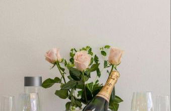 Hollywood Penthouse with Balcony & Pool View - Photo 31