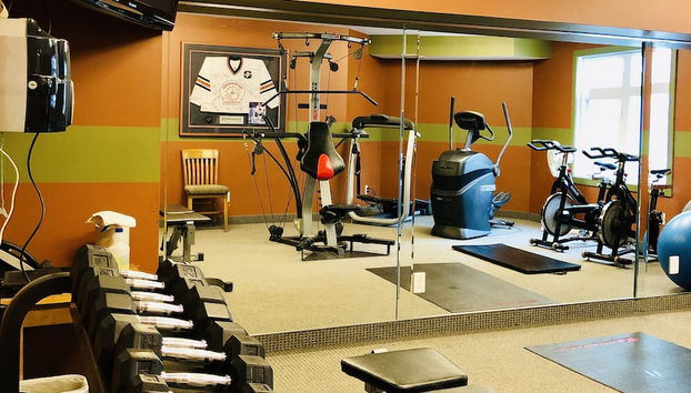 Equipamiento de fitness en la habitación